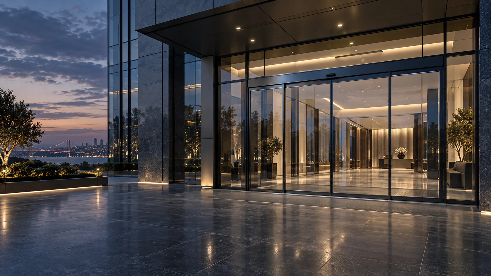 Modern plaza girişinde otomatik fotoselli kayar cam kapı